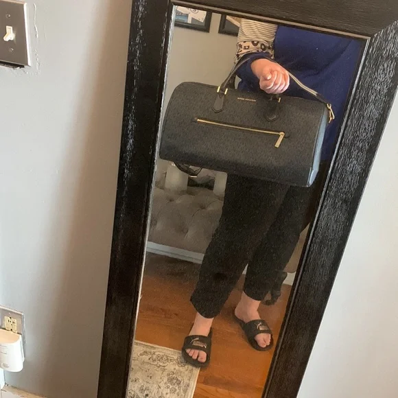 ❌SOLD❌ Authentic Michael Kors duffle bag - Picture 7 of 17